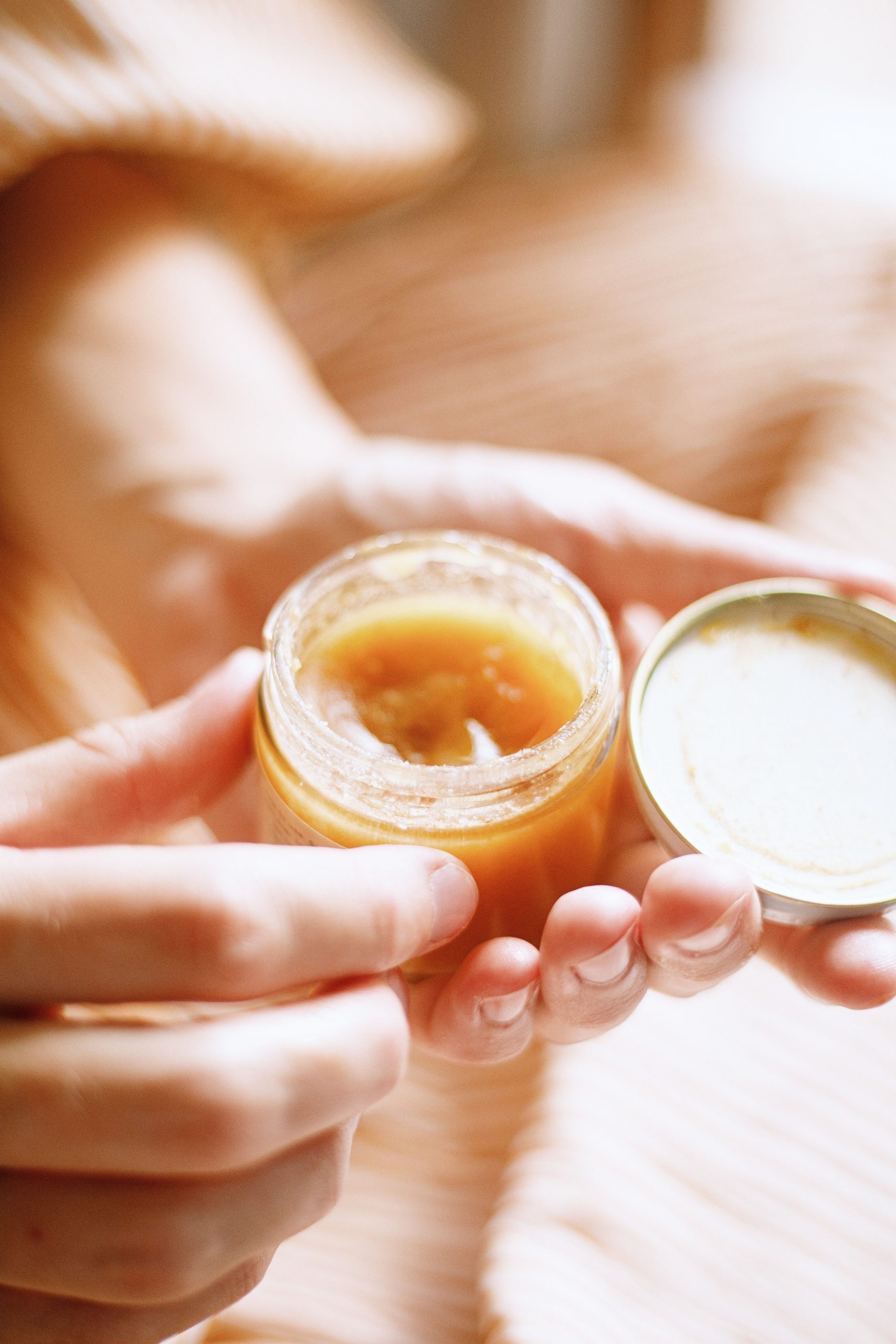 Manuka honey is using from a small bowl